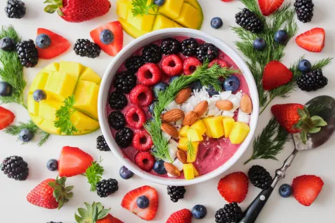 Smoothie bowl with fruit toppings
