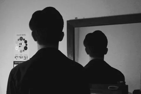 Person in mirror without a reflection